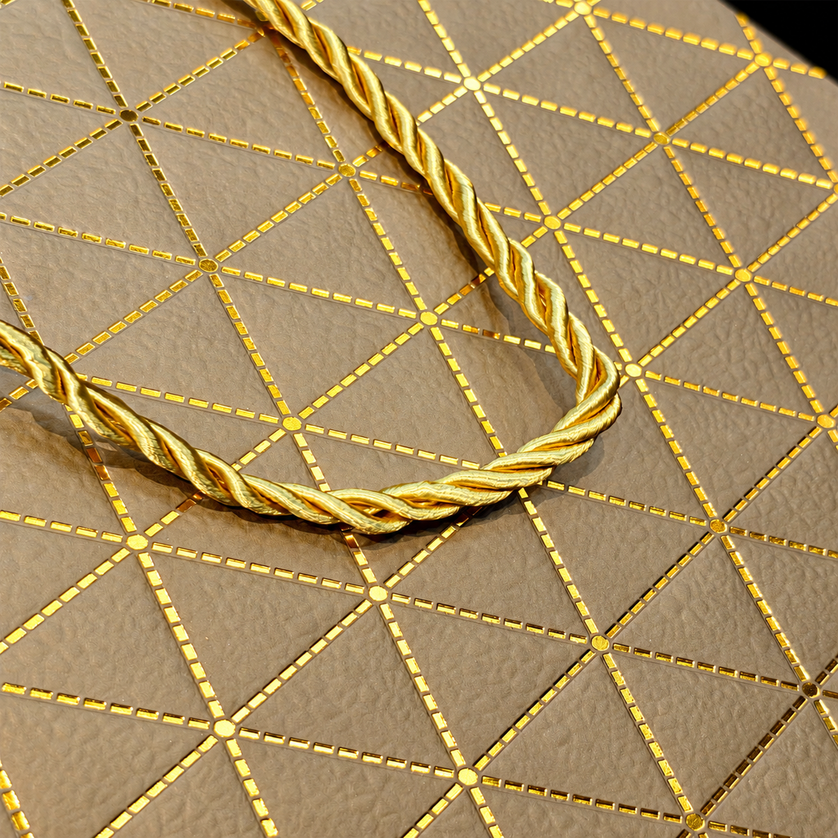 Gold Geometrik Desenli Büyük Boy Karton Hediye Çantası - ürün görünümü